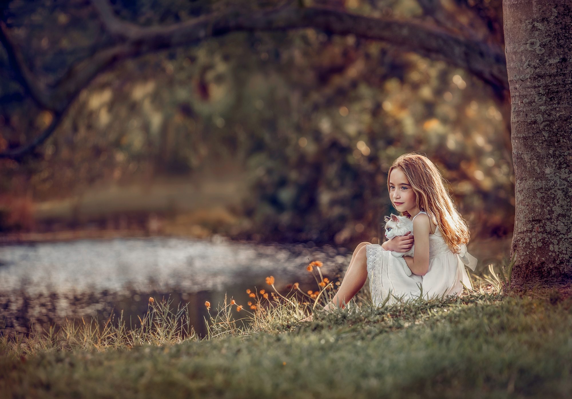 Retrato Fine Art de niña con gato junto al agua