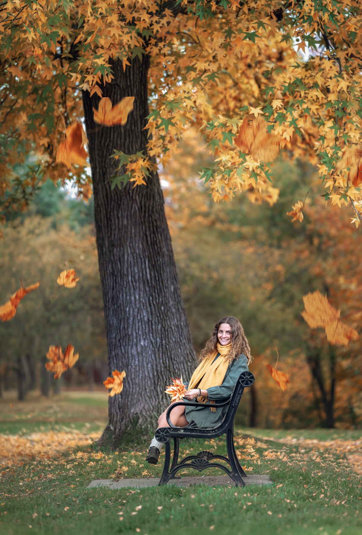 Mujer en una banca de parque, hojas de otoño cayendo